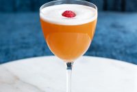 French Martini Cocktail Recipe: How to Mix the Classic Raspberry Vodka Drink