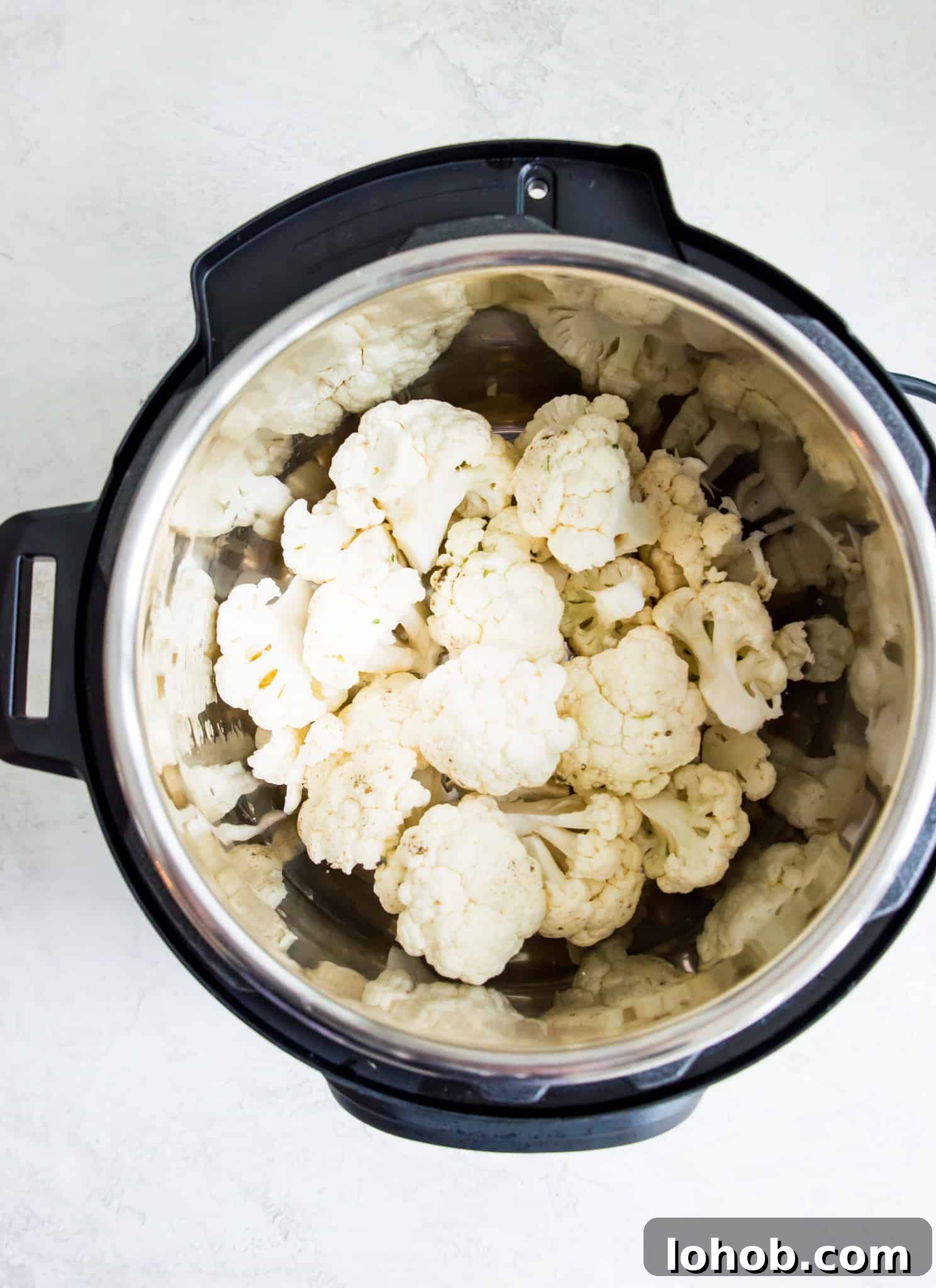 Instant Pot Creamy Cauliflower Soup — Vegan & Low-Calorie 3 Cauliflower florets in an Instant pot.