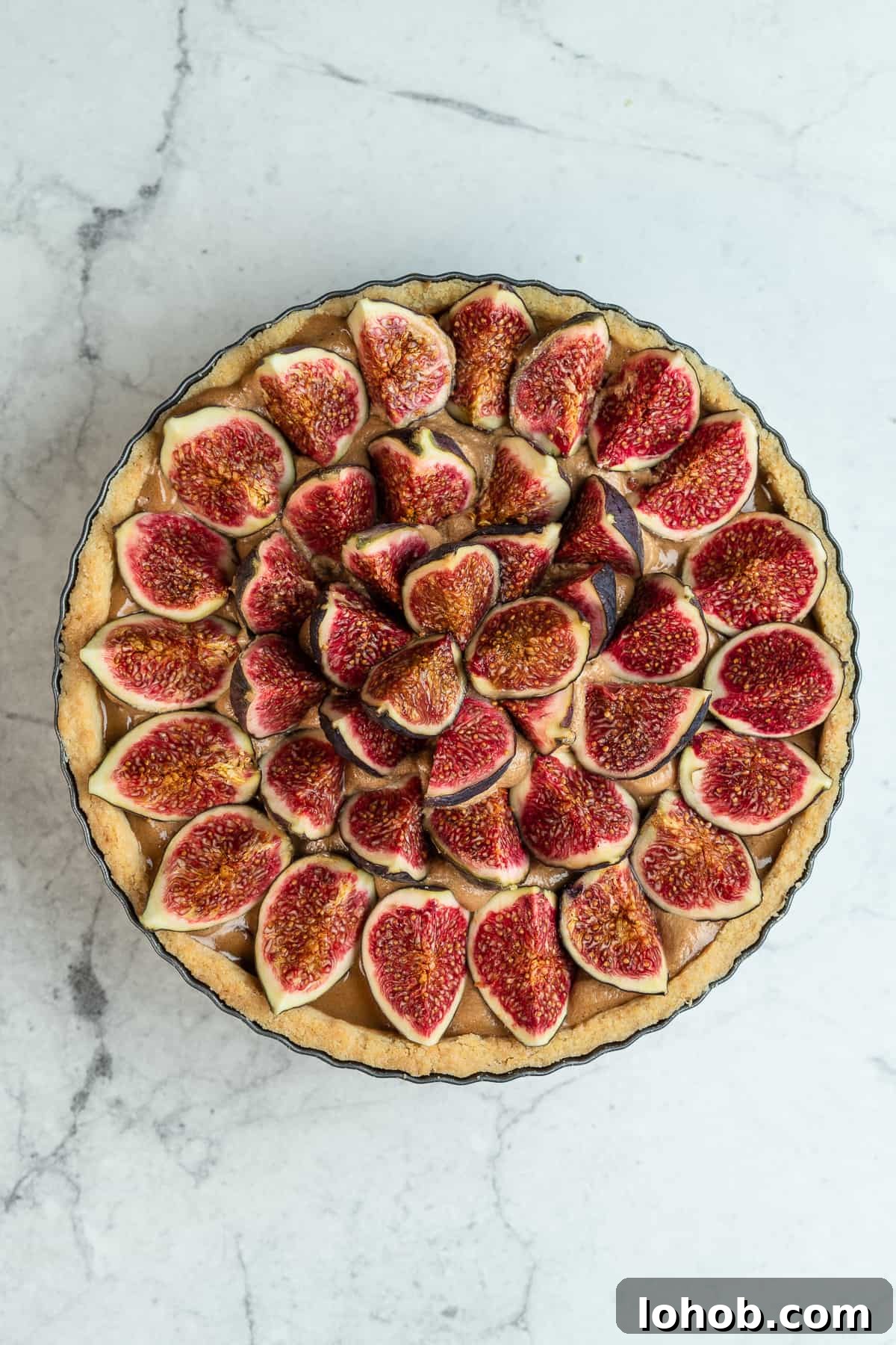 Tart with the arranged fig slices on top.