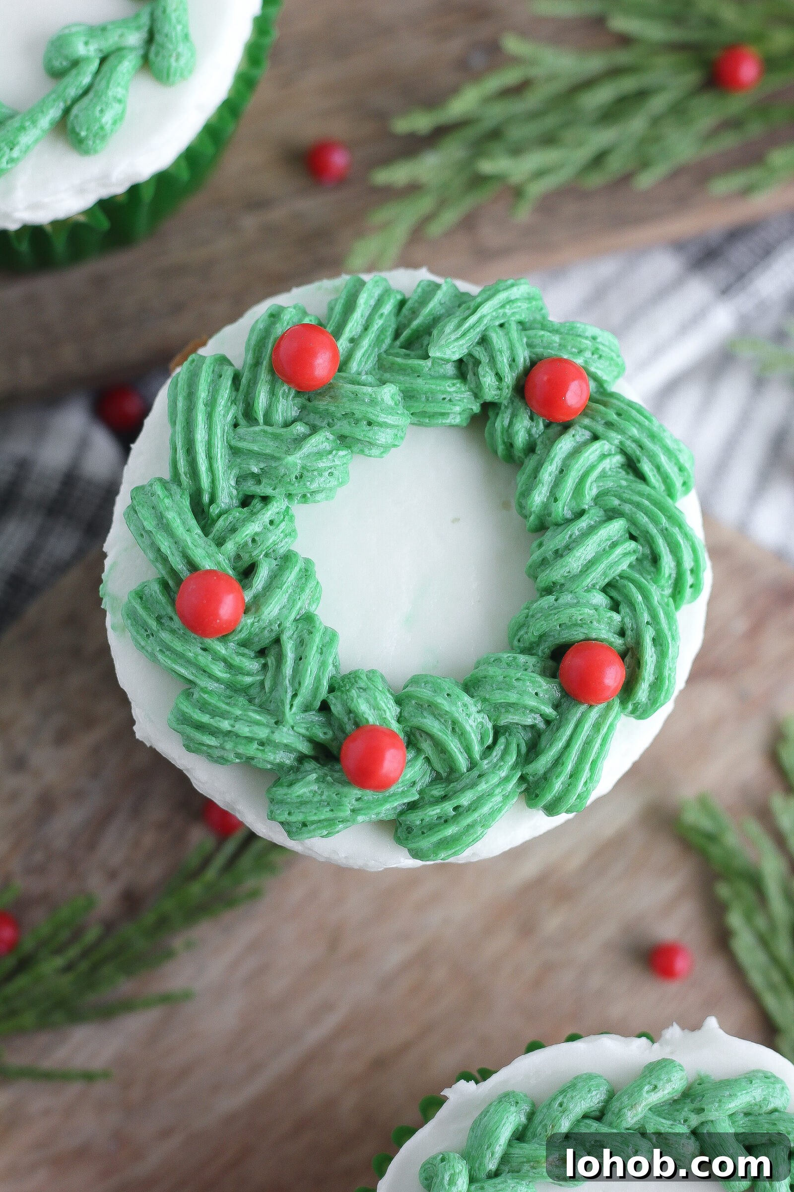 Six wreath cupcakes